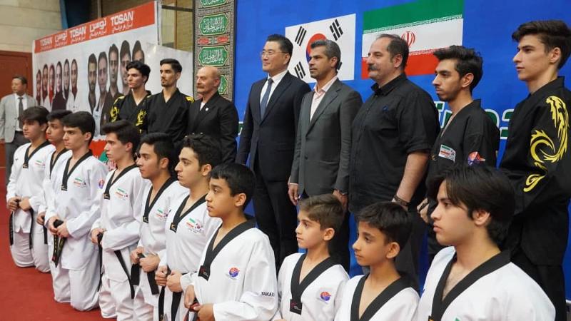 Kedutaan Besar Korea untuk Iran mengumumkan pada tanggal 8 Juli (waktu setempat) bahwa mereka membuka Kompetisi Taekwondo Piala Duta Persahabatan Korea-Iran kedelapan di Teheran, ibu kota Iran. Foto di atas menunjukkan Duta Besar Korea untuk Iran Kim Junpyo (keempat dari kiri di barisan belakang) mengambil foto peringatan bersama para atlet dan petugas pada upacara pembukaan. (Kedutaan Besar Korea untuk Iran)