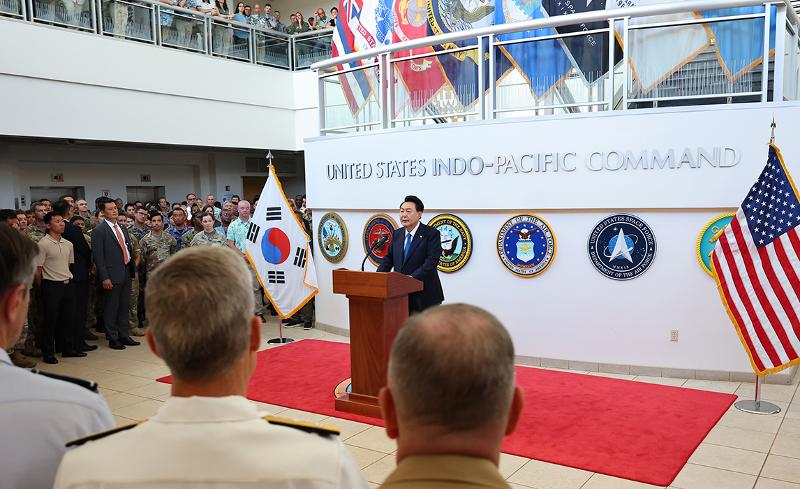 Presiden Yoon Suk Yeol terlihat sedang memberikan pidato pada tanggal 9 Juli 2024 (waktu setempat) saat mengunjungi Komando Indo Pasifik Amerika Serikat di Hawaii, AS. (Yonhap News)