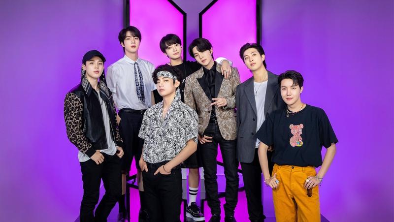 Grammy Museum yang terletak di Los Angeles (LA), AS membuka pameran K-pop yang menampilkan kostum panggung dan foto artis HYBE seperti BTS dan SEVENTEEN. Foto di atas merupakan foto BTS yang diambil pada Juni 2022. (Facebook resmi BTS)