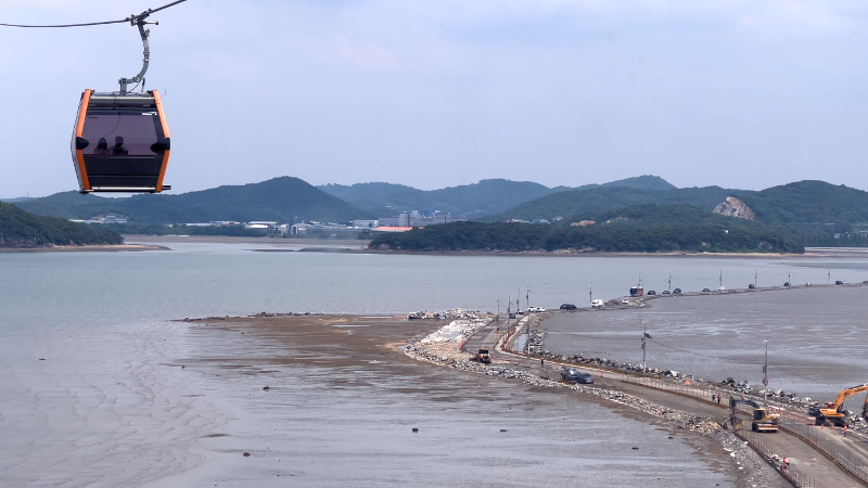 Jalan yang menghubungkan Pulau Jebudo dengan Hwaseong akan tertutupi lautan pada malam hari dan terbuka pada dini hari. 