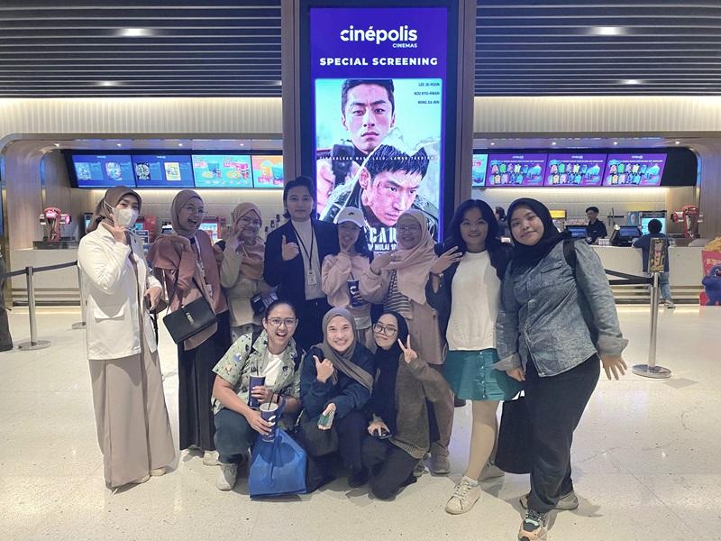 Penulis berfoto bersama teman-teman Wartawan Kehormatan dan pegiat budaya Korea di Indonesia (Thariq Hafidz Nabil Al Farouqi)