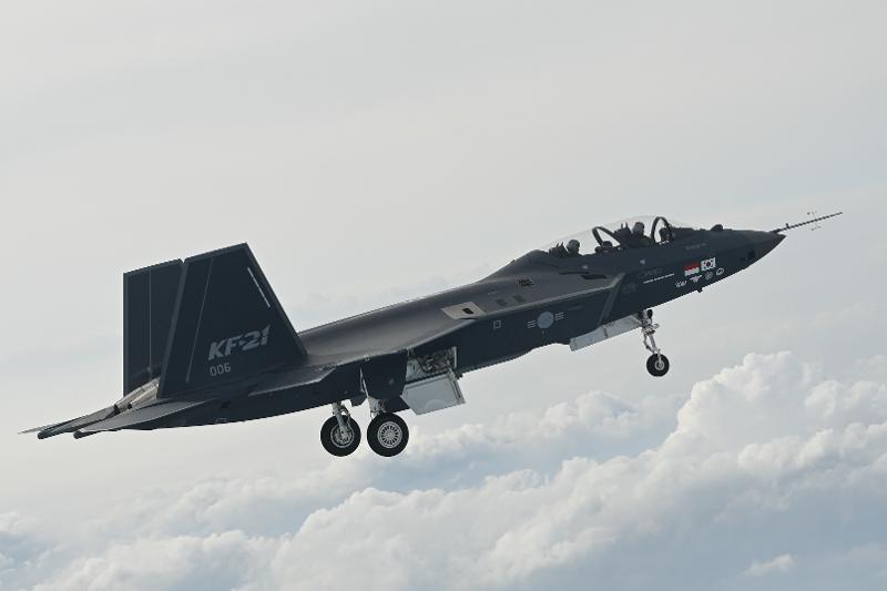 대한민국 기술로 최초 자체 개발한 초음속 전투기 'KF-21' 이 1호기 조립을 시작으로 본격적인 양산에 들어갔다. 사진은 'KF-21' 마지막 시제 6호기가 지난해 6월 28일 경남 사천 제3훈련비행단에서 첫 비행을 하는 모습. 한국항공우주산업 