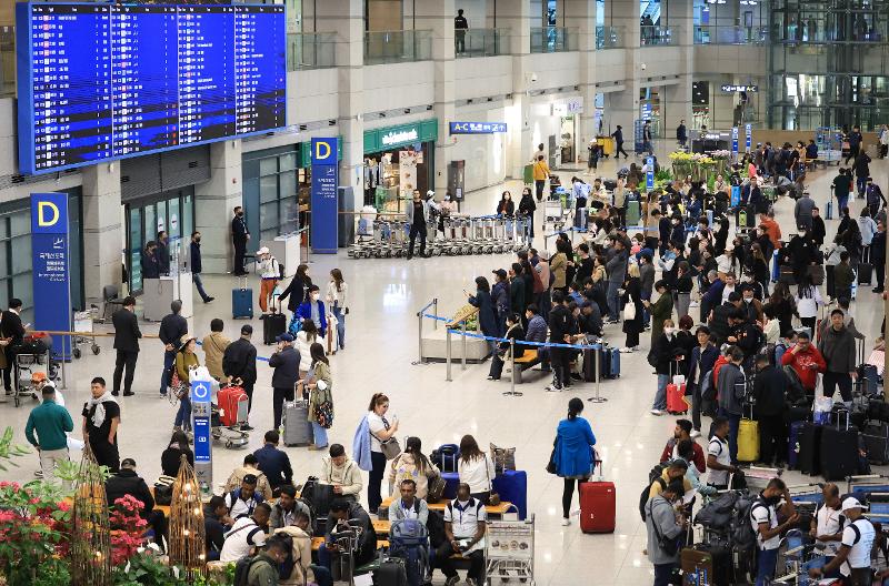 Jumlah WNA (warga negara asing) yang datang ke Korea untuk bekerja pada tahun 2023 melebihi 170 ribu orang. Foto di atas menunjukkan suasana Bandara Internasional Incheon Terminal 1 pada bulan Maret 2023. (Yonhap News)