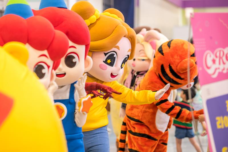 KCLF (Pameran Lisensi Karakter Korea) tahun 2024 akan diselenggarakan pada tanggal 18-21 Juli mendatang di COEX, Gangnam-gu, Seoul. Foto di atas menunjukkan salah satu bagian dari acara KCLF tahun 2023, yaitu 