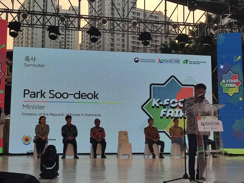 Park Soo Deok selaku Wakil Kedutaan Besar Republik Korea di Indonesia saat memberikan sambutan pembukaan K-Food Fair 2024.