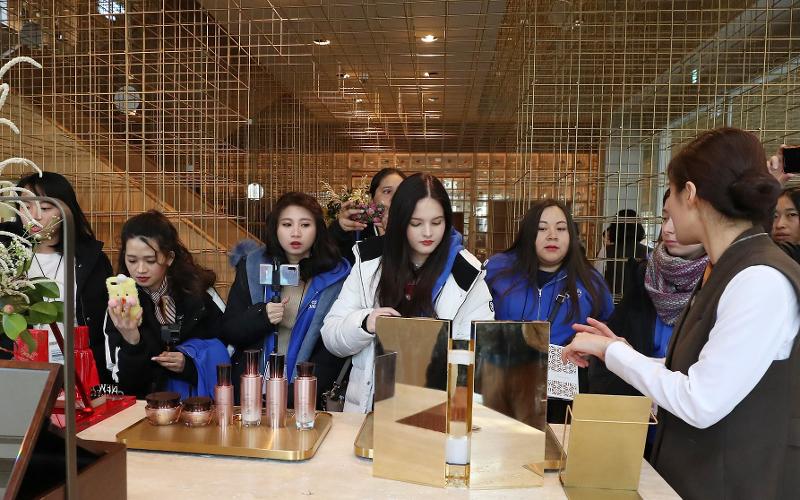 Jumlah ekspor kosmetik Korea melebihi 4,8 miliar dolar pada paruh pertama tahun 2024 sehingga mencapai rekor tertinggi dalam sejarah. Foto di atas menunjukkan para wisatawan asing yang melihat-lihat kosmetik Korea pada bulan Januari tahun 2020 di flagship store Sulwhasoo yang terletak di Gangnam-gu, Seoul. (Korea.net DB)