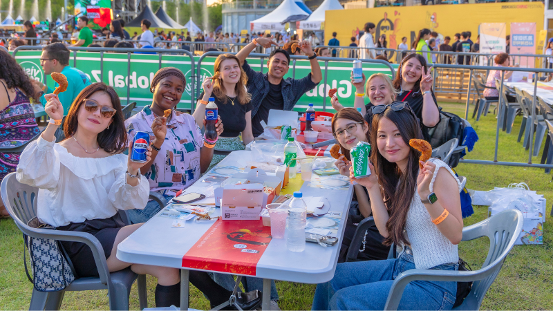 Penulis bersama teman-teman menikmati berbagai cita rasa ayam goreng di Festival Chimac Daegu. (Sunghoon) 