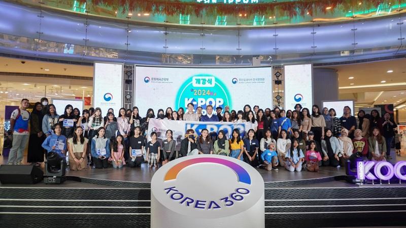 Acara pembukaan K-pop Academy 2024 yang berlangsung tanggal 28 Juni 2024 di Main Atrium Korea 360, Jakarta. 