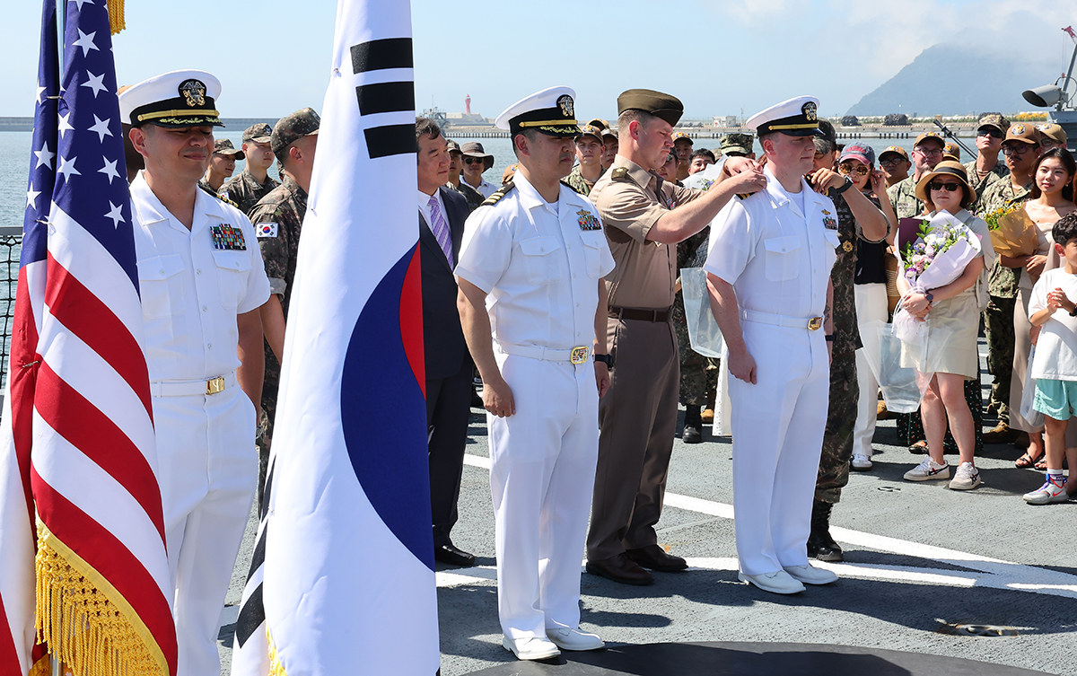 Upacara promosi pertama antara Angkatan Laut Korea dan Angkatan Laut Amerika Serikat digelar pada tanggal 2 Agustus di atas Kapal Gyeongnam di Pangkalan Operasi Busan. Upacara promosi tersebut diadakan untuk para perwira Komando Angkatan Laut AS di Korea yang berkontribusi dalam memperkuat pertahanan gabungan Angkatan Laut Korea-AS.  Melalui partisipasi lebih dari 40 orang tentara Korea dan AS serta anggota keluarga dan sahabat, acara tersebut berlangsung dengan urutan sumpah promosi, penyerahan tanda pangkat, dan ucapan terima kasih. Upacara ini adalah upacara promosi Angkatan Laut AS pertama yang digelar di atas kapal Angkatan Laut Korea dalam 71 tahun sejarah aliansi Korea-AS. (Yonhap News)  