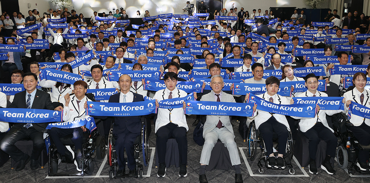 Menteri Kebudayaan, Olahraga, dan Pariwisata Yu In Chon (keempat dari kanan) menghadiri upacara pelepasan timnas Korea untuk Paralimpiade Paris 2024 yang digelar pada sore hari tanggal 12 Agustus di Olympic Parktel di Songpa-gu, Seoul. Menteri Yu terlihat sedang melakukan upacara selendang bersama para atlet. Korea akan mengirimkan total 177 orang (83 orang atlet dan 94 orang pelatih serta staf) di 17 cabang olahraga ke Paralimpiade Paris yang akan digelar pada tanggal 28 Agustus hingga 8 September (Yonhap News)