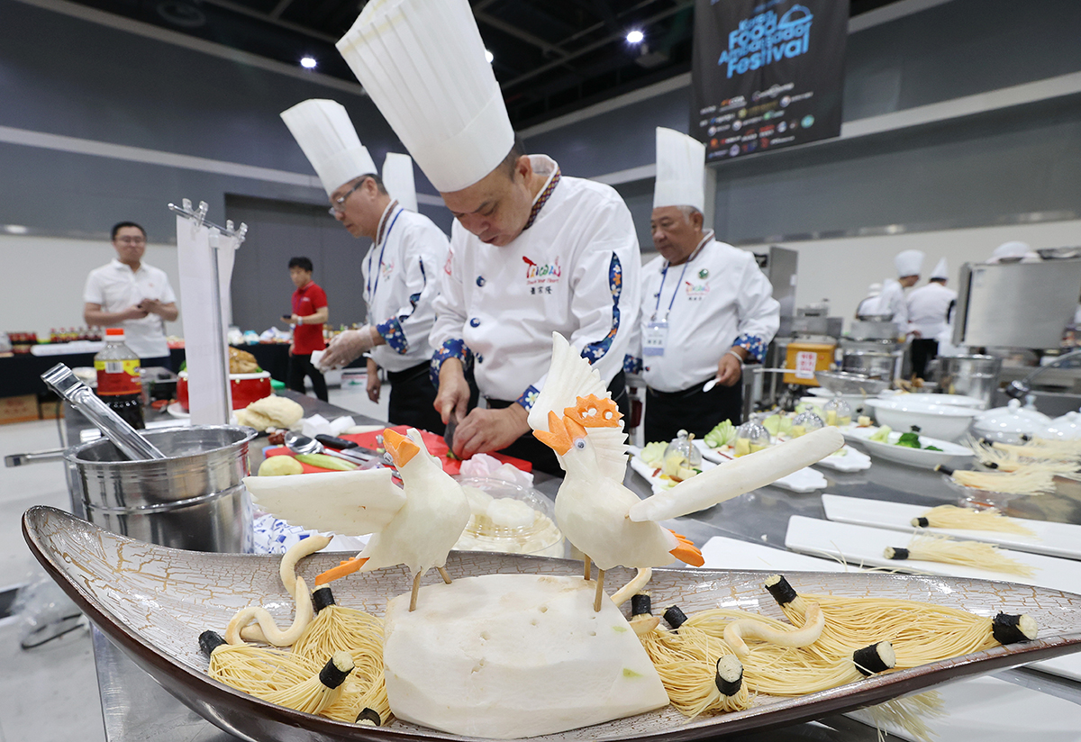 Para koki yang berpartisipasi dalam Kompetisi Memasak Master Chef Internasional Seoul Ketiga terlihat sedang menyiapkan hidangan pada tanggal 13 Agustus 2024 di aT Center, Seocho-gu, Seoul. (Yonhap News)