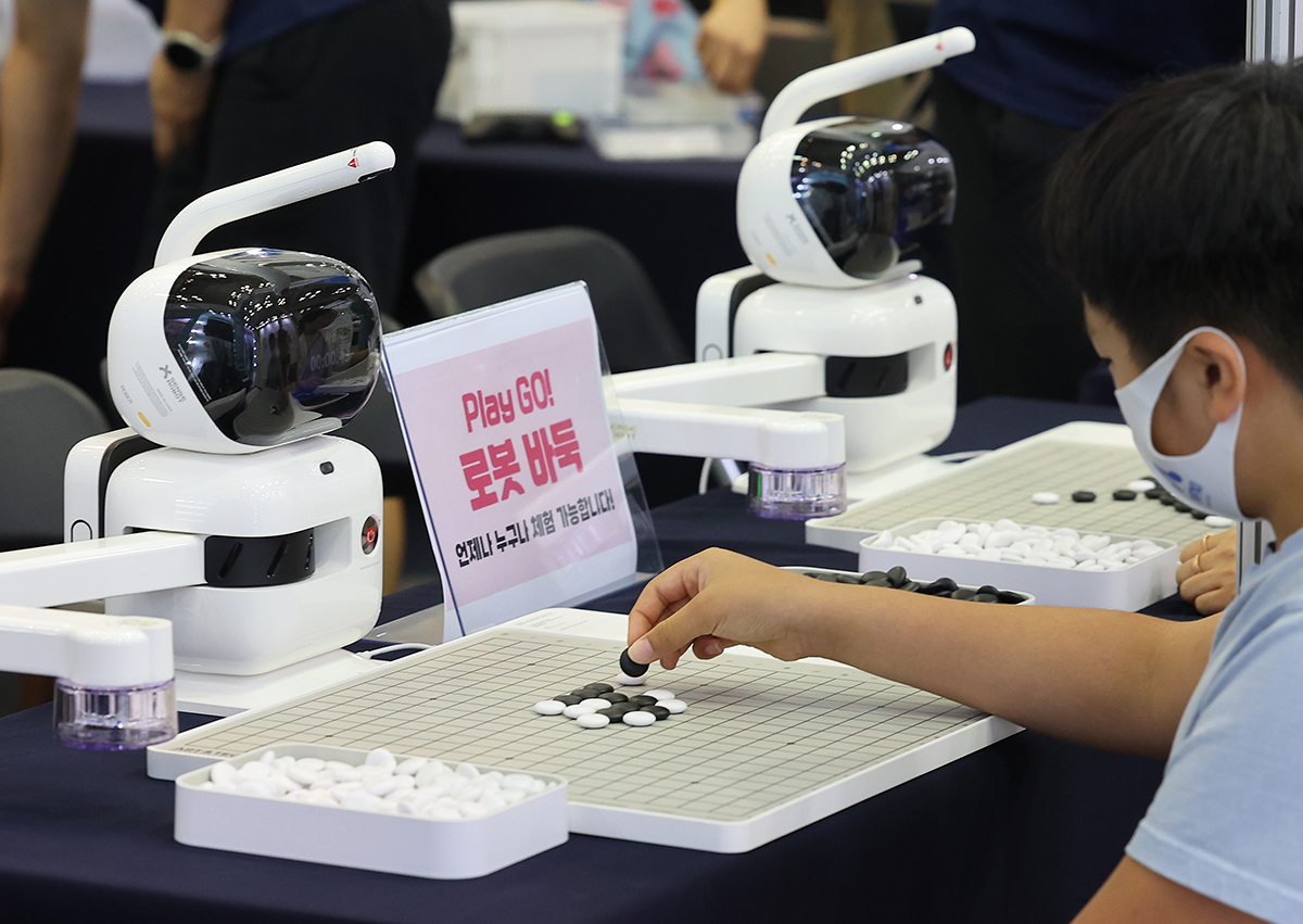 Pada tanggal 16 Agustus 2024 seorang anak terlihat sedang bermain baduk (permainan go) dengan seunit robot pada Pameran Anak-anak Busan Tahun 2024 yang digelar di BEXCO, Haeundae-gu, Busan. Pameran ini digelar di bawah tema Busan yang Nyaman Ditinggali oleh Anak-anak (terjemahan tidak resmi). Anak-anak bisa mencoba berbagai aktivitas dan melihat-lihat pameran melalui ruang aktivitas ramah anak, ruang pelatihan, ruang aktivitas pedesaan pertanian/nelayan, ruang aktivitas keamanan, ruang kuliner yang aman, ruang aktivitas promosi kesehatan, ruang akitvitas permainan, dan ruang aktivitas seni budaya. (Yonhap News)