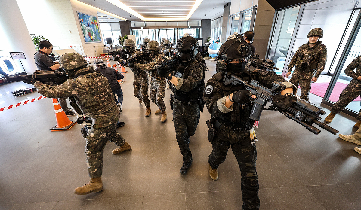 Prajurit militer dari Divisi Infanteri ke-50 dan para polisi dari Satuan Kepolisian Khusus sedang melakukan pelatihan untuk serangan teror besar pada tanggal 19 Agustus 2024 di kantor pusat iM Bank, Suseong-gu, Daegu. Hari itu merupakan hari pertama latihan UFS (Ulchi Freedom Shield) yang merupakan pelatihan pertahanan komprehensif nasional antara masyarakat sipil, pihak swasta, militer, polisi, serta petugas pemadam kebakaran. (Yonhap News)