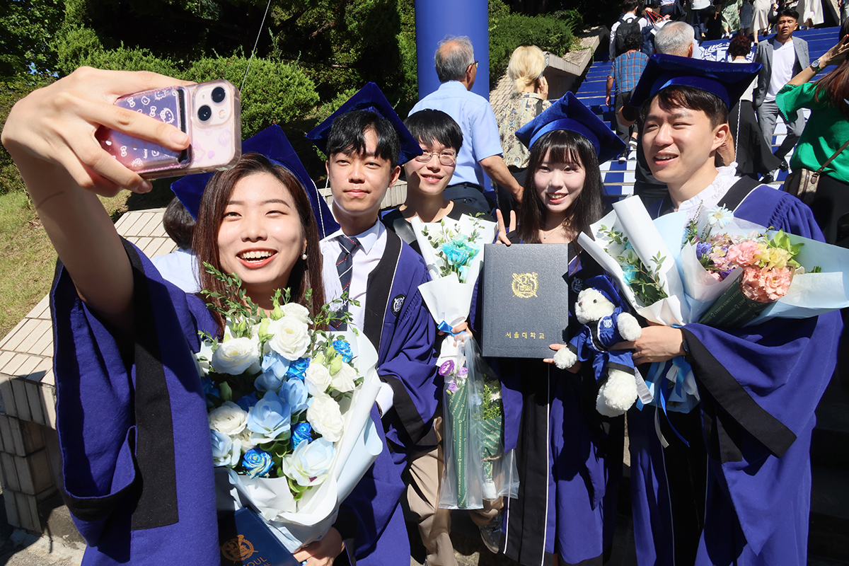 Para wisudawan terlihat sedang berfoto pada upacara wisuda periode Agustus 2024. Acara tersebut digelar pada tanggal 29 Agustus 2024 di Universitas Nasional Seoul, Gwanak-gu, Seoul. (Yonhap News)