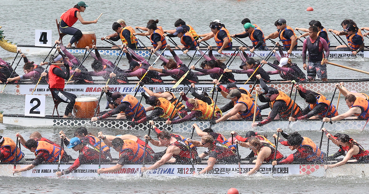 Para peserta Festival Perahu Naga Internasional Busan Korea Terbuka ke-12 terlihat sedang mengayuh perahu mereka pada tanggal 30 Agustus 2024 di Taman APEC Naru, Sungai Suyeong, Haeundae-gu, Busan. Perahu Naga adalah sebuah olahraga hiburan yang berlangsung di air. Para peserta mengayuh perahu mereka dengan mengikuti irama tabuhan gendang. Satu perahu bisa diisi oleh 12-20 orang. Festival tahun ini akan diselenggarakan hingga tanggal 31 Agustus 2024 dan diikuti oleh lebih dari 350 orang dalam sebelas tim yang berasal dari sembilan negara. (Yonhap News)