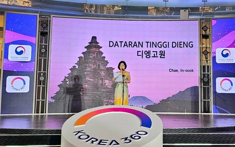 Pembacaan puisi Dataran Tinggi Dieng oleh Park Ae-kyung, Istri Duta Besar Korea untuk Indonesia. 