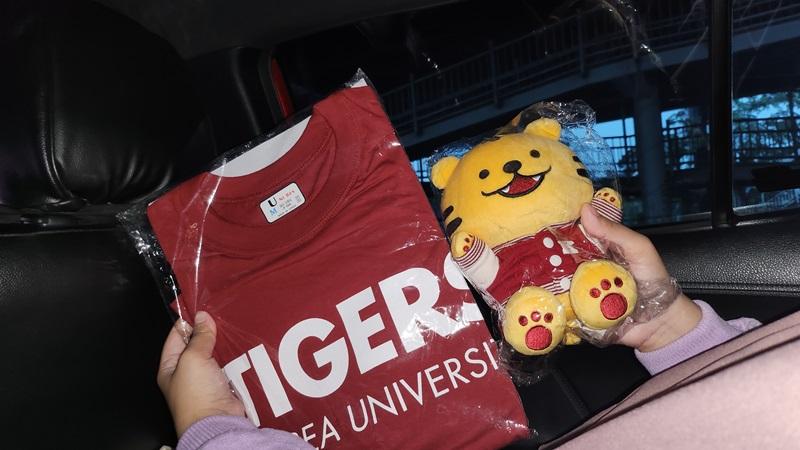 Penulis memperoleh kaos dan boneka macan yang menjadi logo Universitas Korea karena berhasil menjawab pertanyaan yang diajukan. 