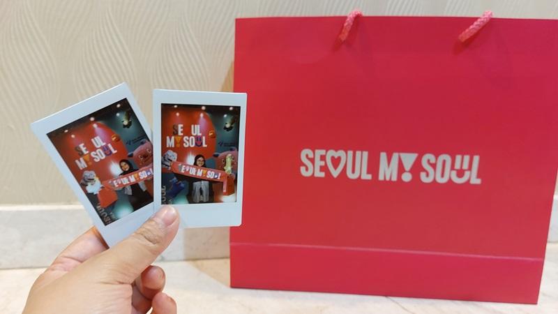 Penulis dan teman penulis mengabadikan kunjungan kami di pameran Study in Seoul dengan berfoto menggunakan foto instan polaroid yang difasilitasi oleh penyelenggara.