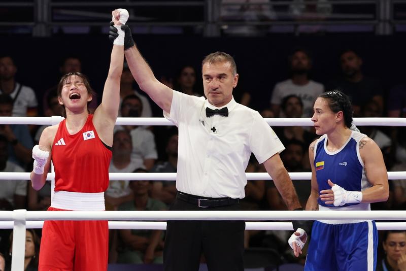 Im Aeji (kiri) terlihat sedang senang setelah menang atas Yeni Marcela Arias Castaneda dari Kolombia dengan skor 3-2 pada babak perempat final tinju putri kelas 54 kg Olimpiade Paris 2024 yang digelar pada tanggal 1 Agustus 2024 (waktu setempat) di North Paris Arena, Paris, Prancis. (Yonhap News) 