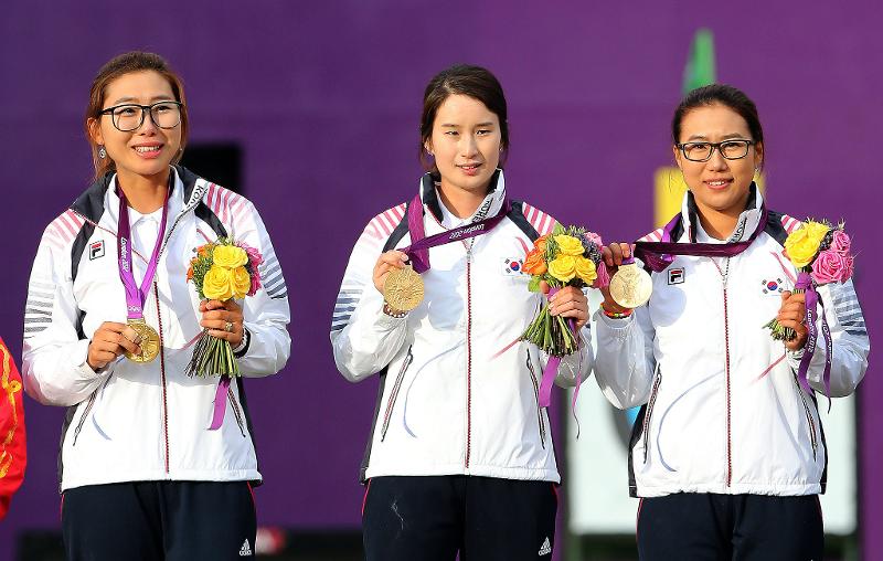 Potret atlet panahan putri Korea Choi Hyeon-ju (kiri), Ki Bo-bae (tengah), dan Lee Sung-jin (kanan) ketika berada di atas podium setelah memenangkan medali emas nomor recurve beregu putri pada Olimpiade London 2012. (Komite Olahraga dan Olimpiade Korea) 