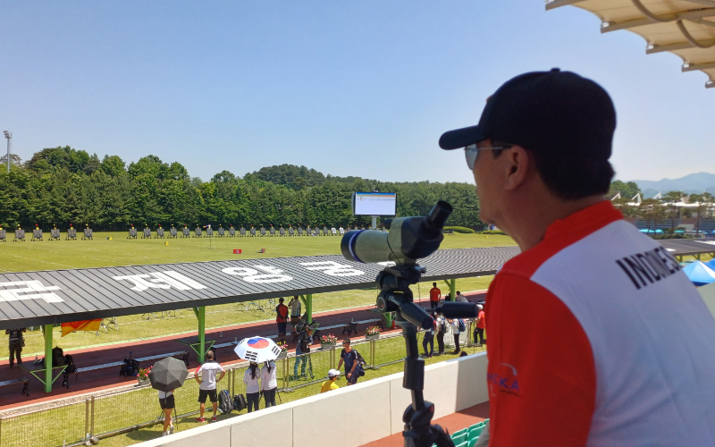 Lee Kyung-chul mengamati performa tim beregu putri Korea pada pertandingan 2024 Hyundai World Archery Cup Stage 2 di Yecheon, Korea. (Mohammad Iqbal Jerusalem) 