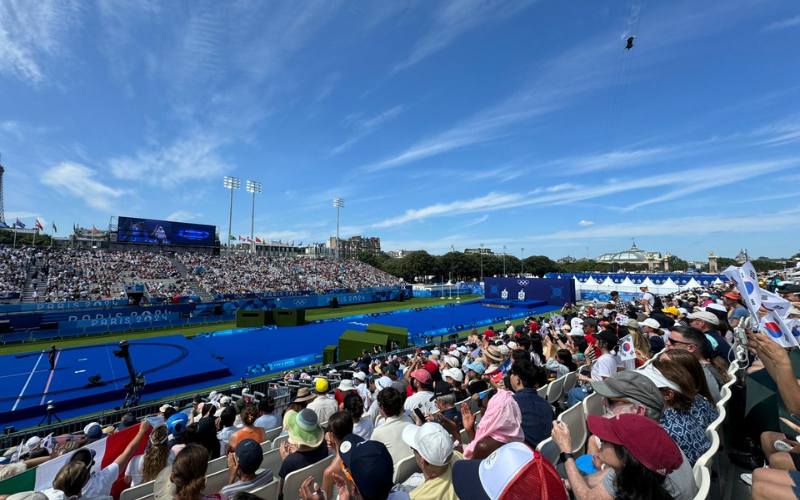 Suasana lapangan pertandingan panahan di Invalides, Paris, pada ajang Olimpiade Paris 2024 dipenuhi oleh para penonton dari berbagai negara, termasuk masyarakat Korea. (Mohammad Iqbal Jerusalem) 