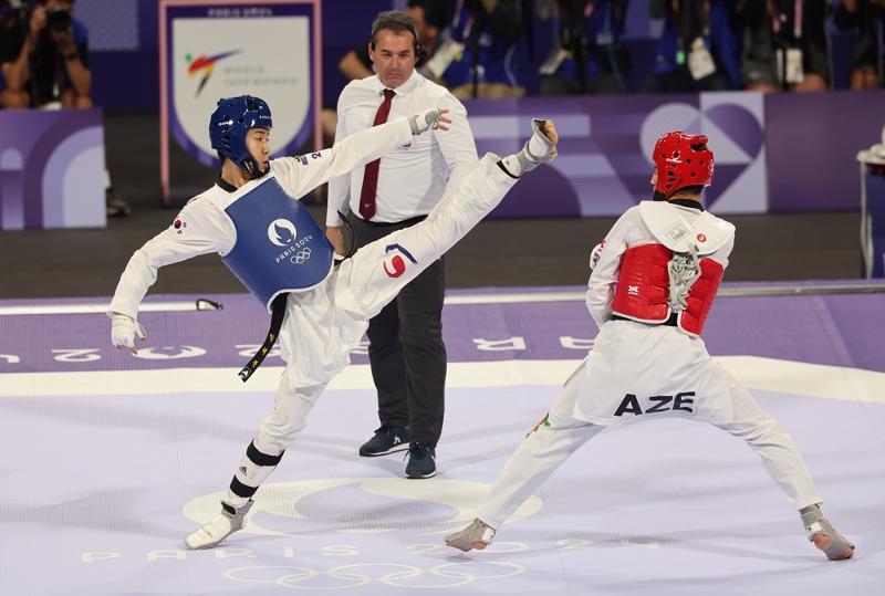 Park Taejoon (kiri) terlihat sedang bertarung melawan Gashim Magomedov dalam babak final taekwondo 58 kg putra yang digelar pada tanggal 7 Agustus 2024 (waktu setempat) di Paris, Prancis.  