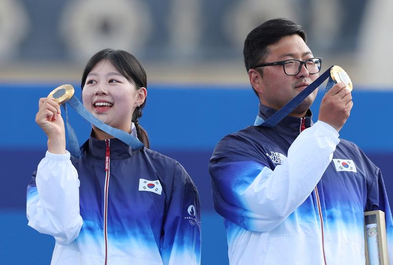 Lim Sihyeon (kiri) dan Kim Woojin terlihat sedang mengangkat medalinya pada upacara penghargaan. Mereka memenangkan medali emas dalam tim panahan campuran di Olimpiade Paris 2024 yang digelar pada tanggal 2 Agustus 2024 (waktu setempat) di Les Jean-Valides, Paris, Prancis. Lim dan Kim merupakan peraih tiga medali emas cabor panahan di Olimpiade Paris 2024 dan terpilih sebagai pemain terbaik putra serta putri timnas Korea di kompetisi tersebut.
