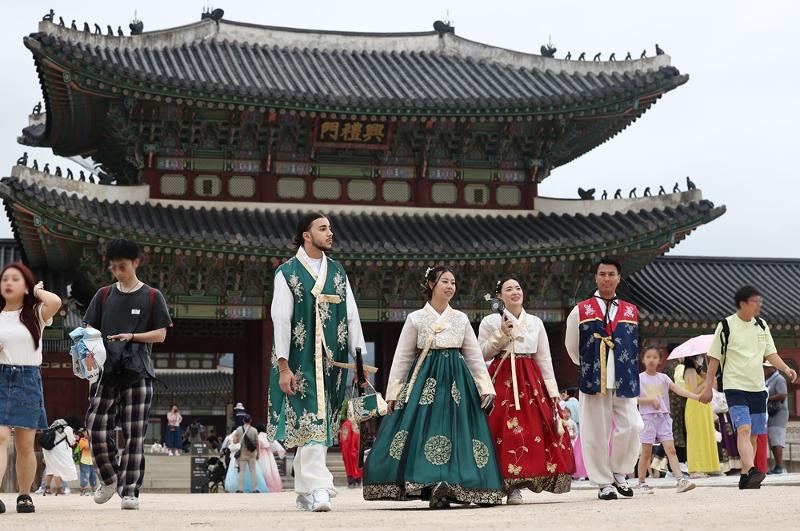 Program Korea Bucket List akan digelar mulai tanggal 1 September hingga 10 November 2024 untuk lebih dari 20 ribu orang wisatawan asing yang mengunjungi Korea. Foto di atas menunjukkan para wisatawan yang mengunjungi Istana Gyeongbokgung di Seoul pada tanggal 29 Juli 2024. (Yonhap News)  