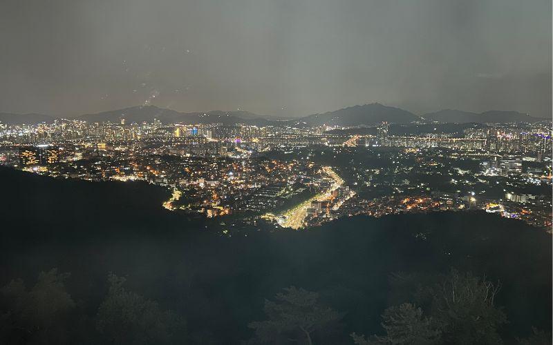 Pemandangan malam kota Seoul dari atas Namsan.