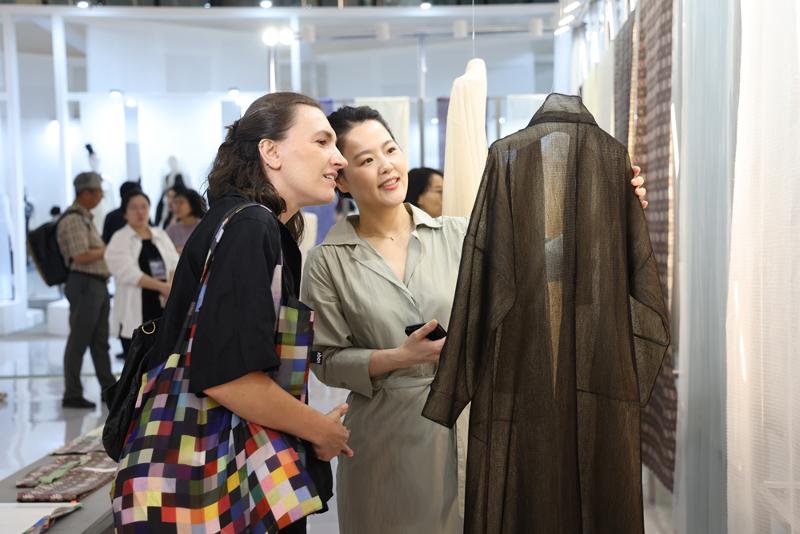 Para pengunjung terlihat sedang mengamati sebuah hanbok yang dipajang pada Hanbok Expo 2024 pada tanggal 9 Agustus 2024 di Dongdaemun Design Plaza, Seoul. (Kementerian Kebudayaan, Olahraga, dan Pariwisata)