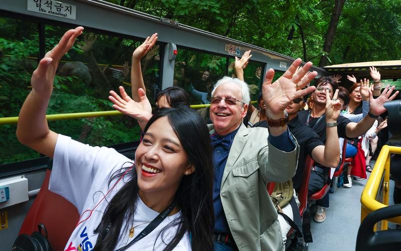 Kata kunci yang sering disebutkan wisatawan dalam layanan panduan juru bahasa terkait pariwisata 1330 adalah juru bahasa, taksi, dan Seoul. Para wisatawan asing terlihat sedang melambaikan tangan di bus wisata Kota Seoul pada pagi hari tanggal 21 Mei 2024. (Yonhap News)