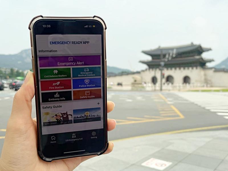 Kementerian Dalam Negeri mengungkapkan bahwa bahasa Vietnam, Thailand, dan Jepang akan ditambahkan ke dalam Emergency Ready App yang mengirimkan pesan keadaan darurat. Saat ini bahasa asing yang tersedia adalah bahasa Inggris dan Mandarin. Foto di atas menunjukkan laman Emergency Ready App. (Israa Mohamed)  