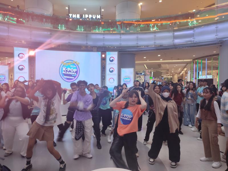 Peserta K-Pop Academy 2024 dan penonton melakukan random play dance