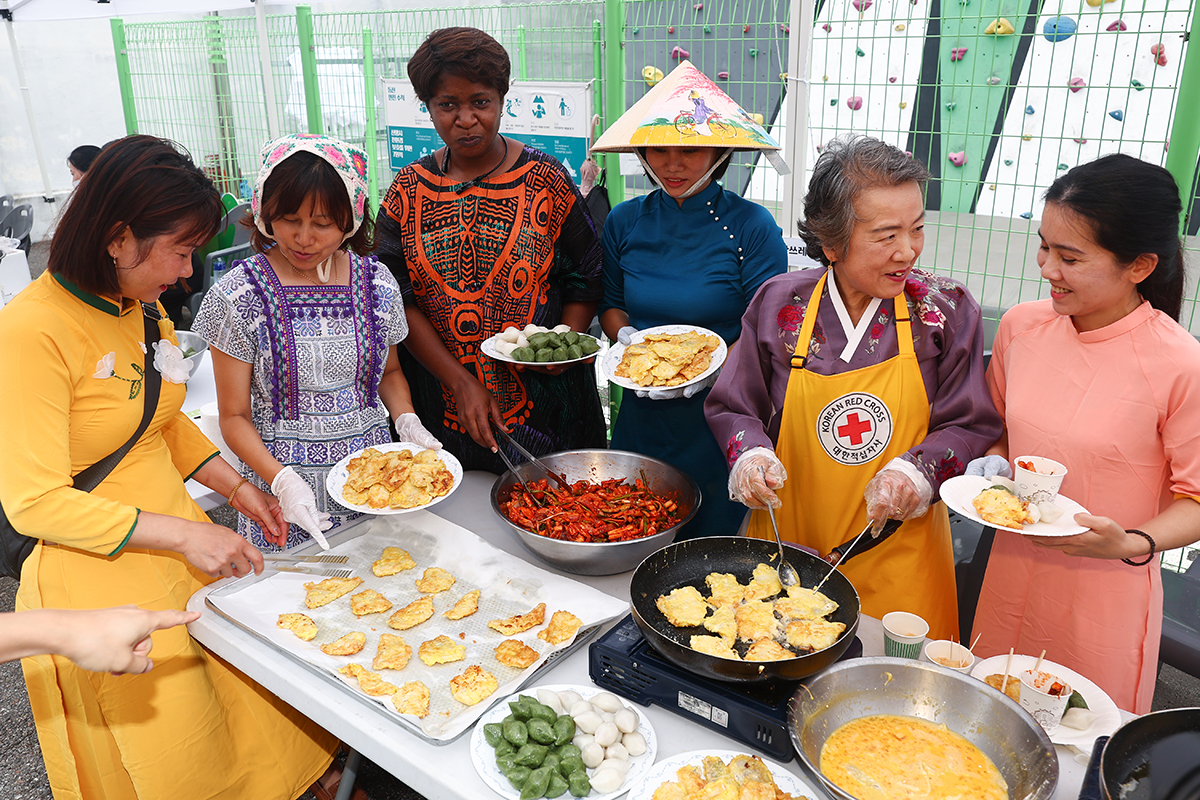 Beberapa orang asing yang menjadi bagian dari keluarga multikultural terlihat sedang membuat makanan tradisional Chuseok 