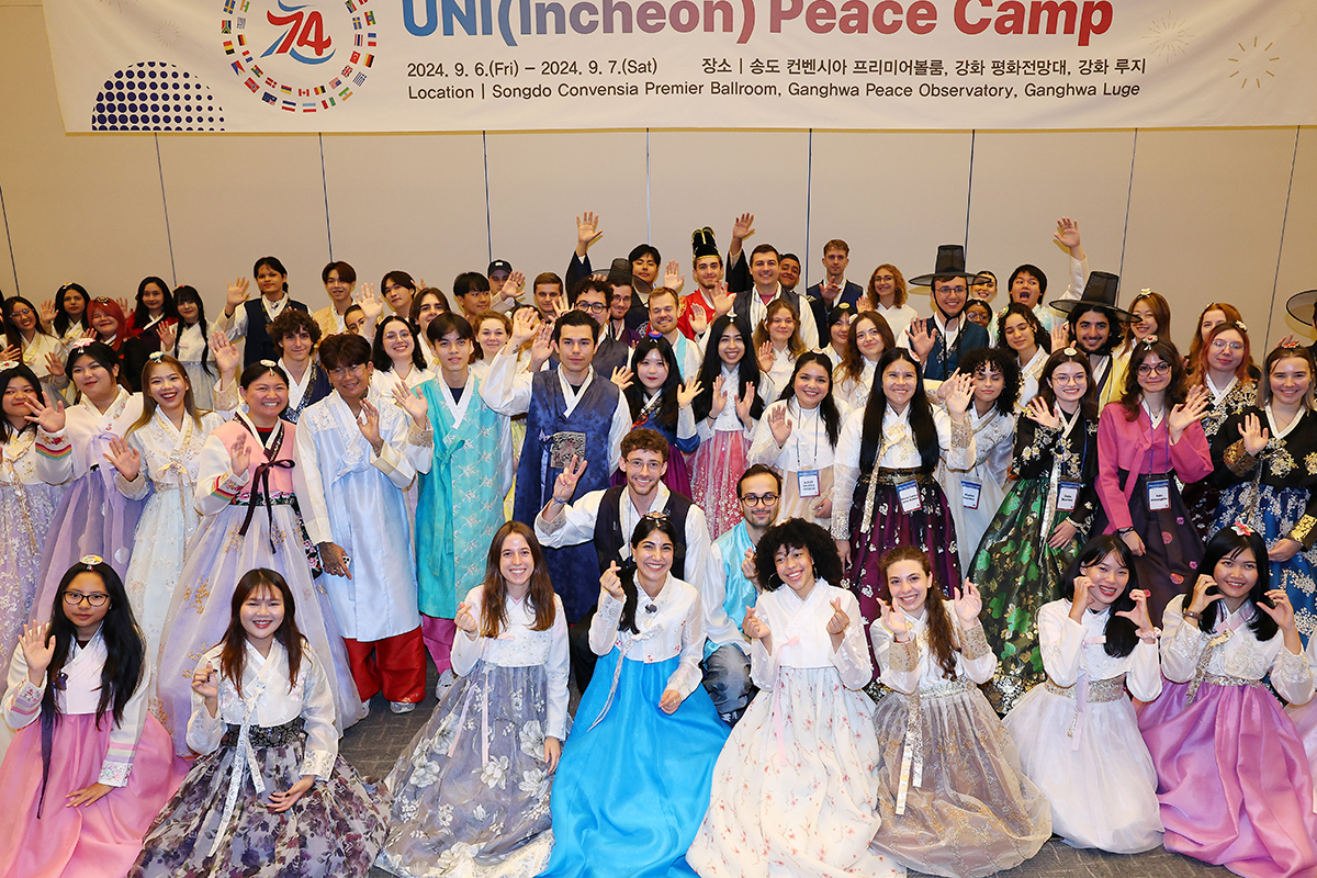 Pada tanggal 6 September 2024 para mahasiswa internasional dari 22 negara anggota PBB yang berpartisipasi dalam Perang Korea (1950-1953) terlihat sedang berfoto sambil mengenakan hanbok di Kamp Perdamaian UNI (Incheon), Songdo Convensia, Yeonsu-gu, Incheon. (Yonhap News)