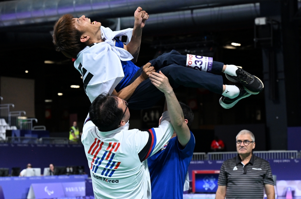Jeong Howon terlihat sedang terangkat setelah menang di babak final cabor boccia tunggal putra (BC3) Paralimpiade Paris 2024 yang digelar pada tanggal 2 September 2024 (waktu setempat) di Soutu Arena 1, Paris, Prancis.