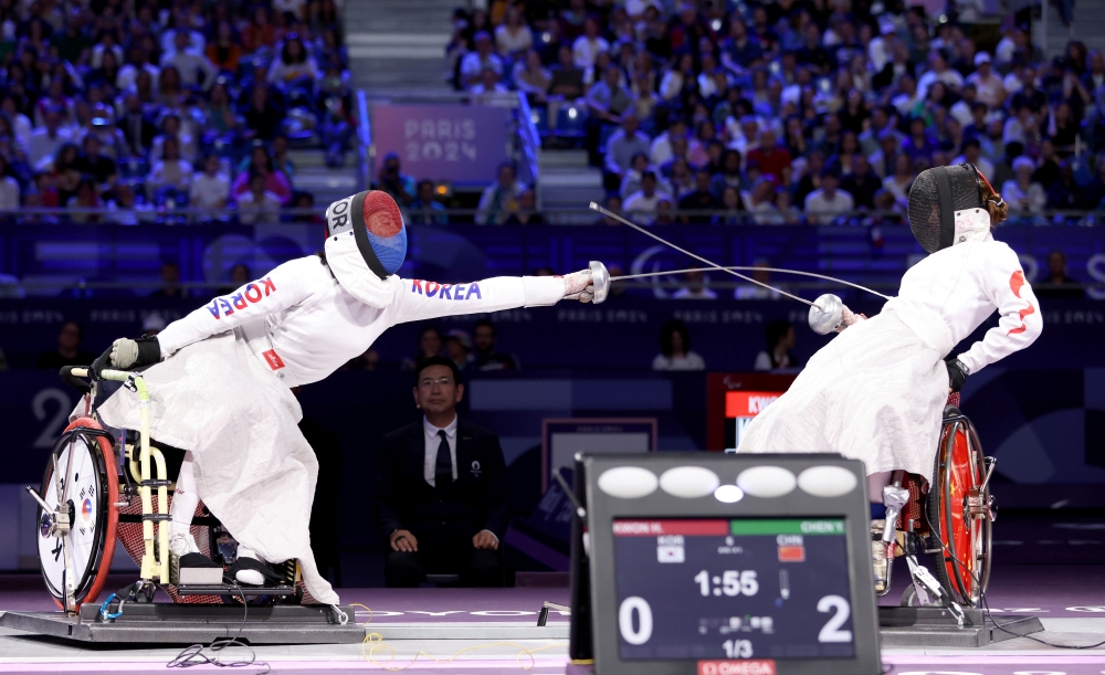 Kwon Hyo Kyeong (kiri) terlihat sedang bersaing melawan Chen Yuandong dari Tiongkok di babak final cabor anggar kursi roda nomor epee tunggal putri (A) di Paralimpiade Paris 2024 yang digelar pada tanggal 6 September 2024 di Grand Palais di Paris, Prancis.