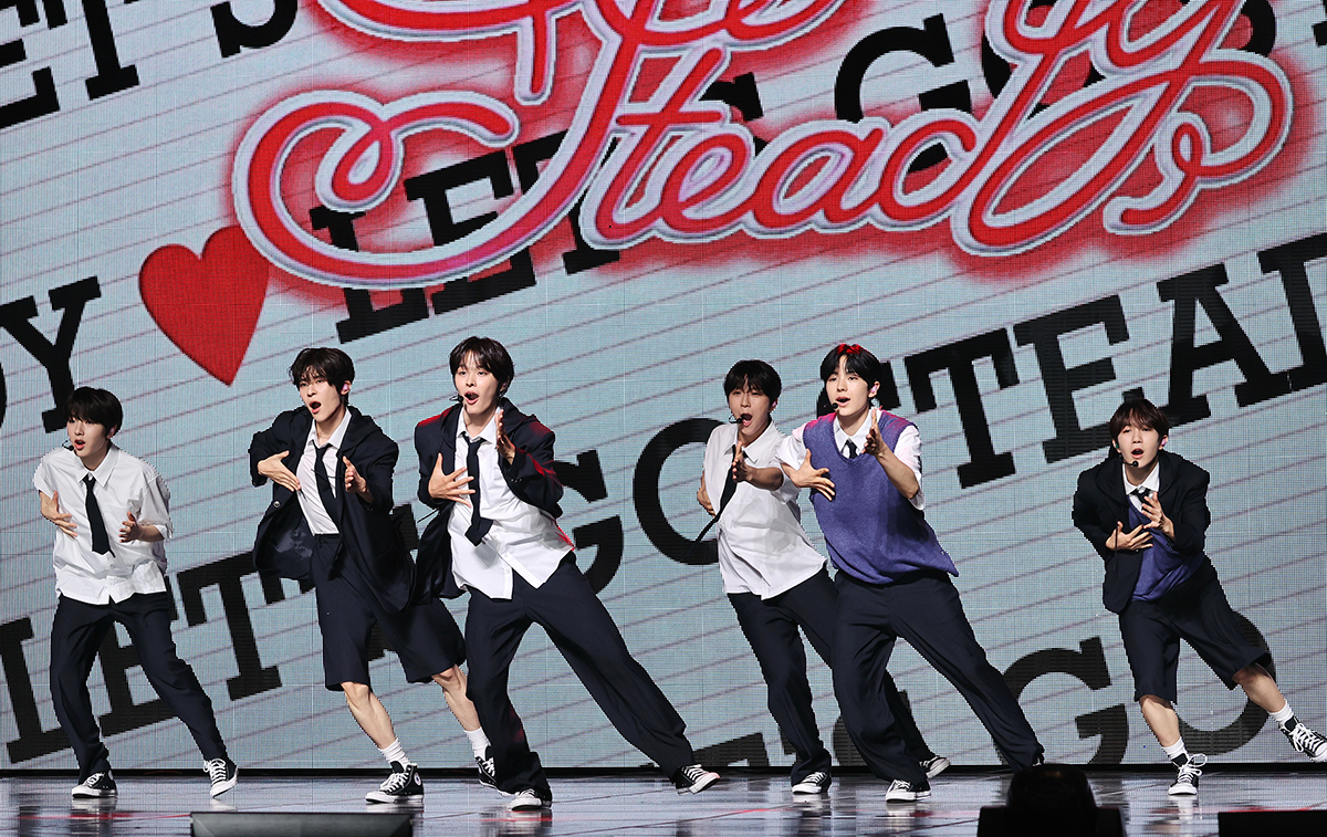 Grup NCT Wish (Dari kiri ke kanan, Sakuya, Sion, Riku, Jaehee, Yushi, dan Ryo) terlihat sedang menampilkan lagu baru pada konferensi pers untuk album mini pertama mereka Steady. Konferensi pers digelar pada sore hari tanggal 24 September 2024 di Blue Square, Yongsan-gu, Seoul. (Yonhap News)