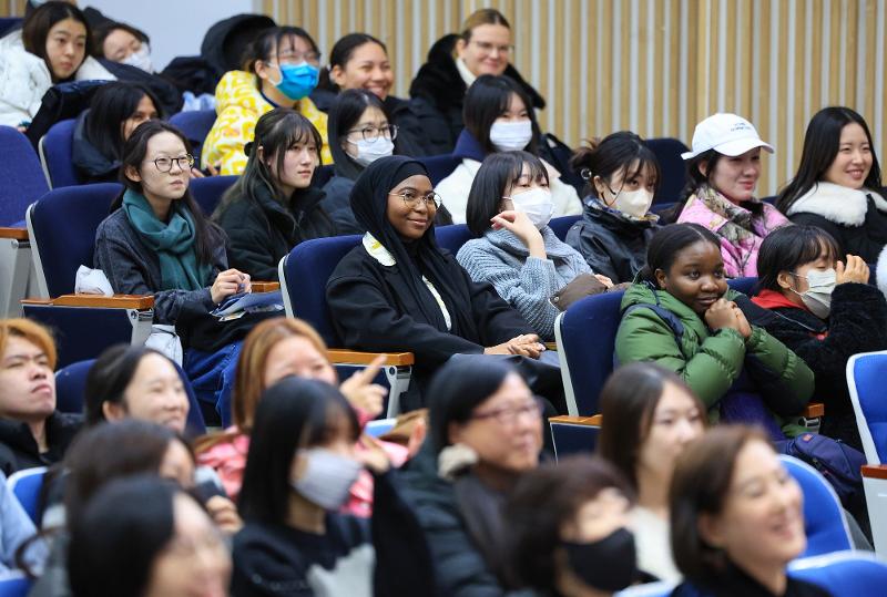 Para mahasiswa internasional terlihat sedang mendengarkan presentasi peserta Lomba Pidato Bahasa Korea untuk Orang Asing ke-30. Acara tersebut digelar pada tanggal 5 Januari 2024 di Universitas Wanita Ewha, Seodaemun-gu, Seoul. (Yonhap News)