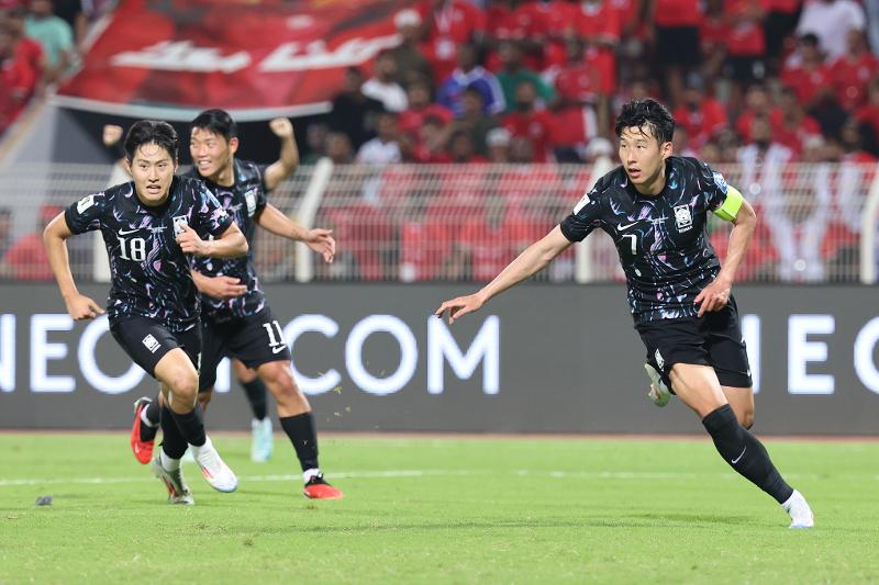 Korea berhasil menekuk Oman dengan skor 3-1 pada pertandingan kedua Grup B babak ketiga kualifikasi Piala Dunia 2026 zona Asia. Pertandingan tersebut digelar pada tanggal 10 September 2024 (waktu setempat) di Stadion Sultan Qaboos, Muskat, Oman. (Yonhap News)