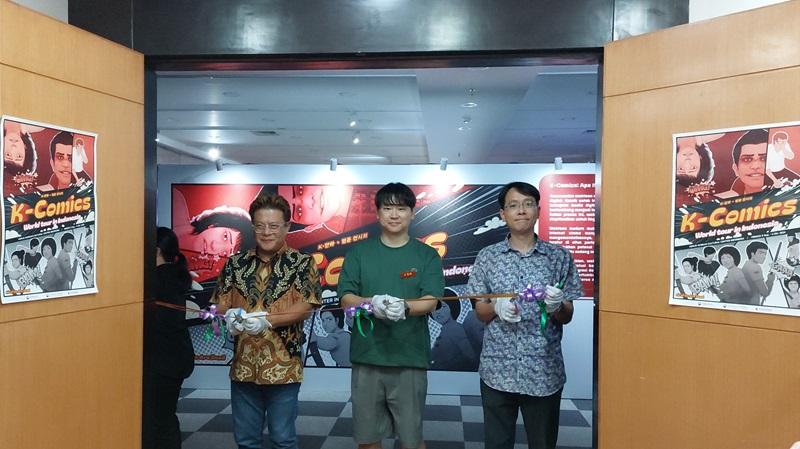 Pameran diresmikan dengan acara pemotongan pita yang dilakukan oleh penulis webtun All of Us Are Dead Joo Dong Geun sebagai tamu spesial, bersama dengan Direktur KCCI (kanan) dan Direktur KOCCA Indonesia (kiri).