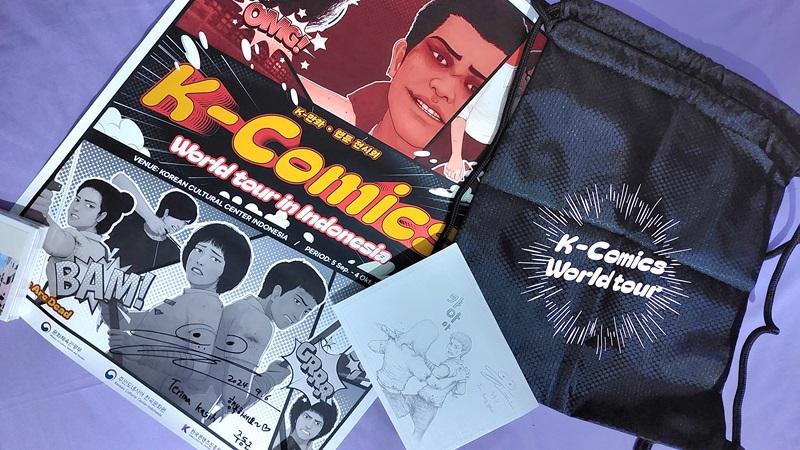 Merchandise tas serut K-Comics World Tour in Indonesia dan poster bertanda tangan yang penulis peroleh setelah menjawab kuis pertanyaan saat acara Jumpa Penggemar Joo Dong Geun, Penulis All of Us Are Dead.