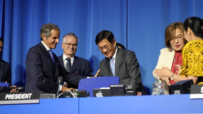 Duta Besar Korea untuk Austria sekaligus Duta Besar Perwakilan Lembaga Internasional Korea untuk Wina Ham Sang Wook (tengah) terpilih sebagai presiden sidang umum IAEA ke-68. Duta Besar Ham dan Direktur Jenderal IAEA Rafael Mariano Grossi (kiri) terlihat sedang saling menyapa di sidang umum IAEA ke-68 yang dimulai pada tanggal 16 September 2024 di Wina, Austria. (Kementerian Luar Negeri)