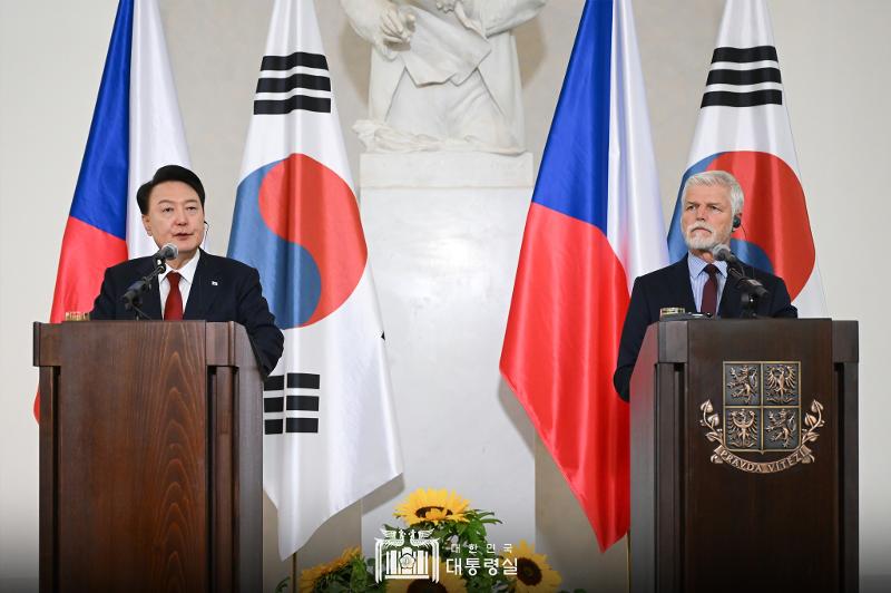 Presiden Yoon Suk Yeol (kiri) terlihat sedang berpidato pada konferensi pers bersama antara para pemimpin Korea dan Ceko dengan Presiden Ceko Petr Pavel yang digelar di Kastel Praha pada tanggal 19 September 2024 (waktu setempat). (Facebook Kantor Kepresidenan Republik Korea)