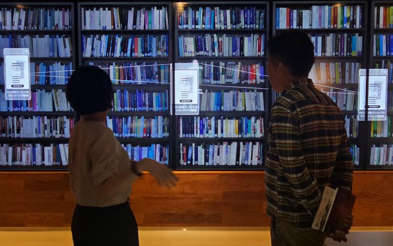 Direktur Festival Penulis Singapura (kanan) terlihat sedang mendengarkan penjelasan terkait fungsi pembacaan data digital dengan teknologi kecerdasan buatan (AI) pada tanggal 10 September 2024 di Perpustakaan Digital, Perpustakaan Nasional Korea, Seocho-gu, Seoul. (Kementerian Kebudayaan, Olahraga, dan Pariwisata)   