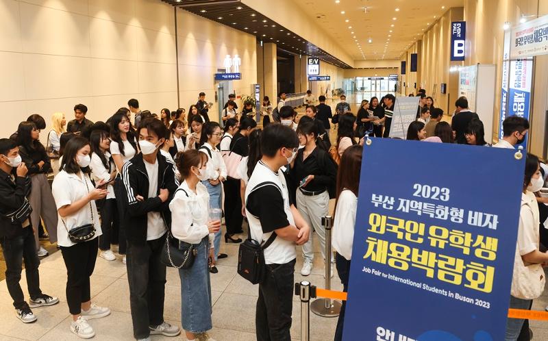 Para mahasiswa internasional terlihat sedang mengantri untuk masuk ke Bursa Kerja Mahasiswa Internasional yang digelar pada bulan Juli 2023 di BPEX (Busan Port International Exhibition & Convention Center), Dong-gu, Busan. (Yonhap News)