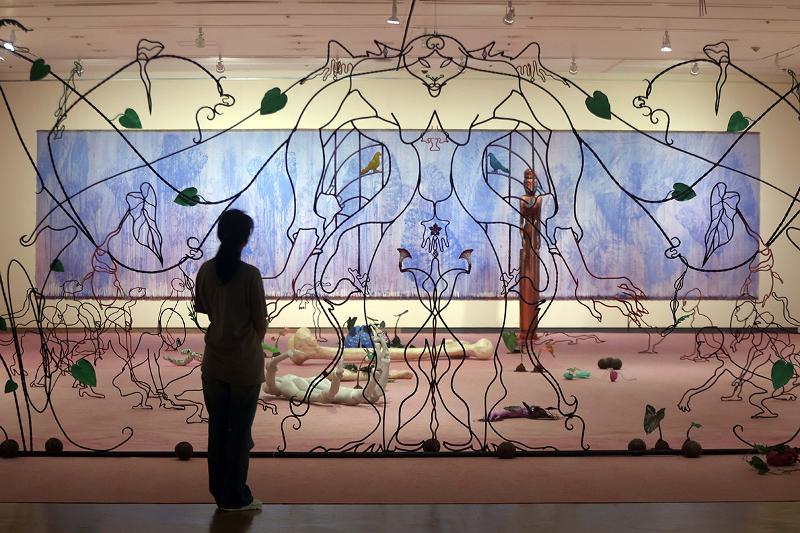 Seorang pengunjung terlihat sedang mengamati pameran patung pada Changwon Sculpture Biennale Ketujuh yang digelar mulai tanggal 27 September 2024  di Seongsan Art Hall, Seongsan-gu, Kota Changwon, Provinsi Gyeongsangnam. 177 buah karya dipamerkan hingga 10 November 2024 mendatang di bawah tema Silent Apple. Karya-karya yang ditampilkan merupakan karya-karya seniman dari 16 negara yang berpartisipasi. (Yonhap News) 