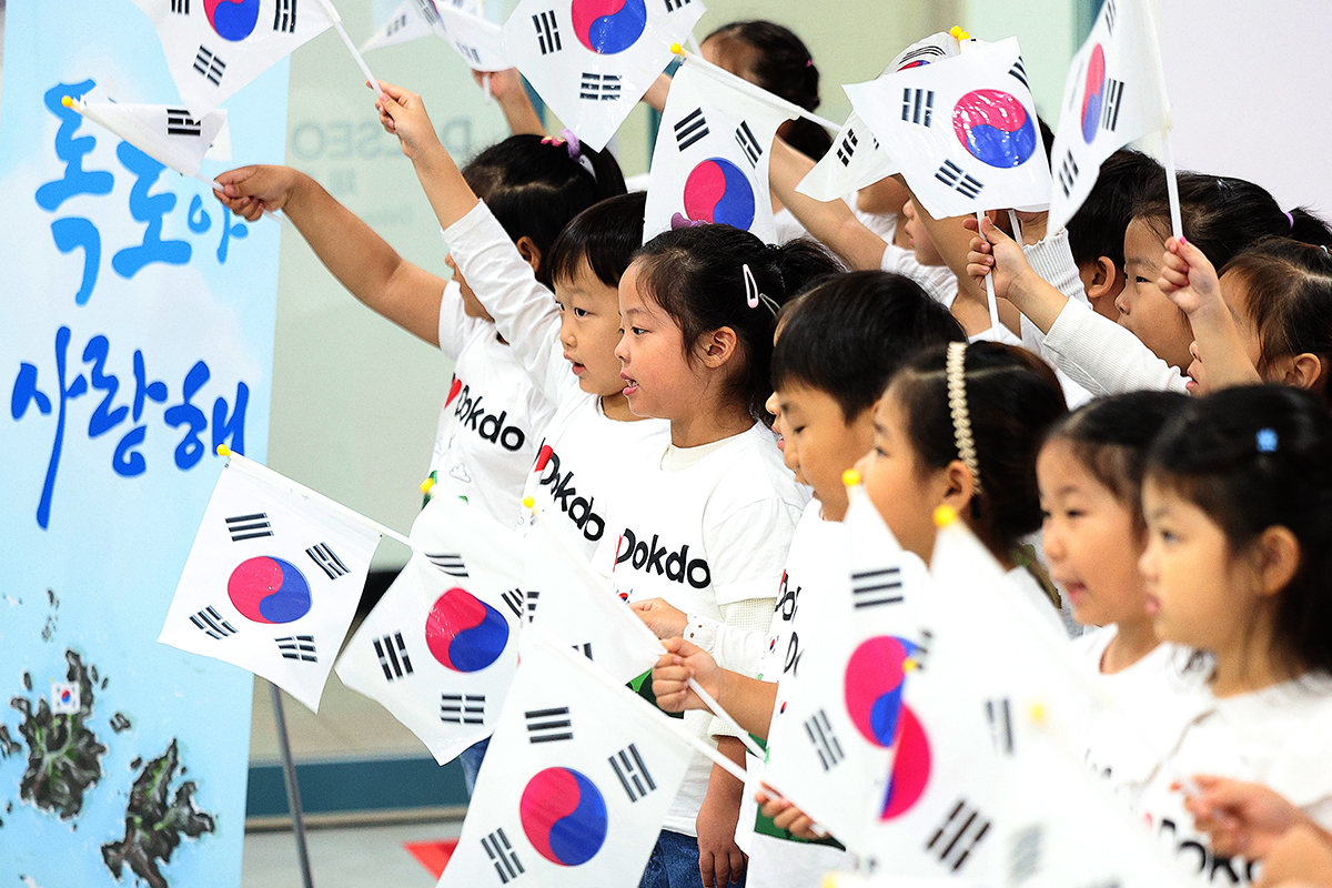 Anak-anak terlihat melambaikan bendera nasional Korea dan mengenakan kaus bertema Pulau Dokdo dalam Kampanye Mencintai Pulau Dokdo pada tanggal 25 Oktober 2024 di Ruang Metamesta di Pusat Seni Dalseo, Dalseo-gu, Daegu. Tanggal 25 Oktober dirayakan sebagai Hari Pulau Dokdo setiap tahunnya di Korea. (Yonhap News)