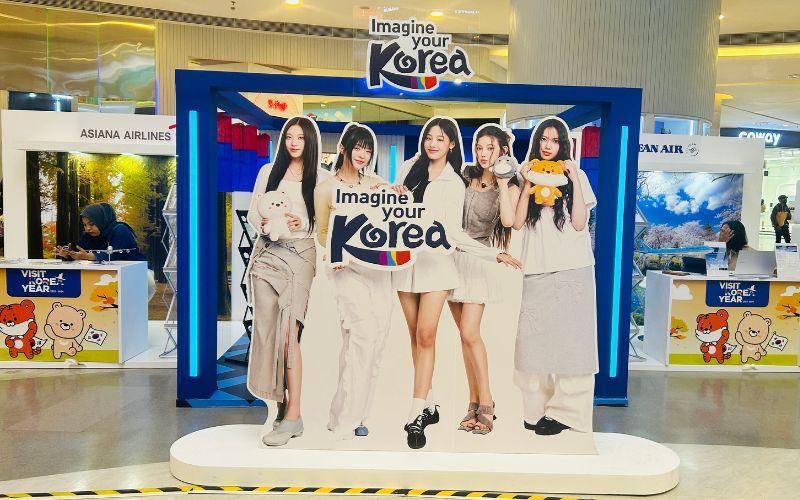 Stan promosi Visit Korea 2024 menawarkan berbagai informasi dan diskon menarik tentang perjalanan ke Korea serta memberikan pengunjung kesempatan untuk merencanakan liburan dengan lebih mudah. (Hanum Nur Aprilia) 